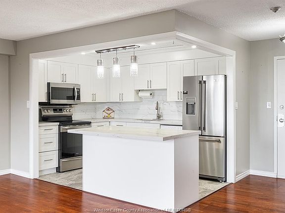3rd image of 3936 Wyandotte St E #805