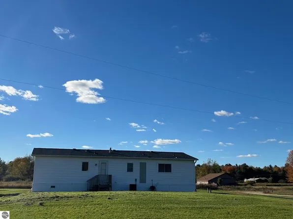 5614 Cavendar Dr, Shepherd, MI 48883