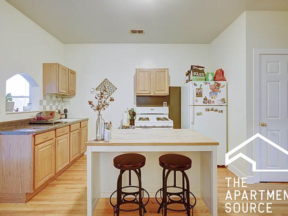 2nd image of 882 N Marshfield Ave #3