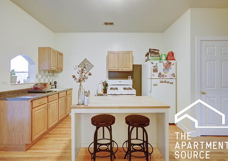 1st image of 882 N Marshfield Ave #3F