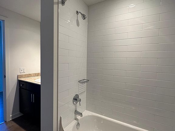 5th image of 345 N Lasalle St #702