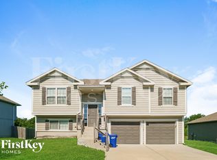 22004 Crystal Ave, Peculiar, MO 64078
