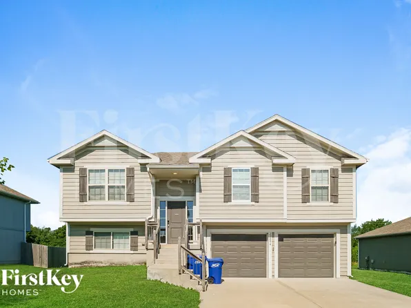 22004 Crystal Ave, Peculiar, MO 64078