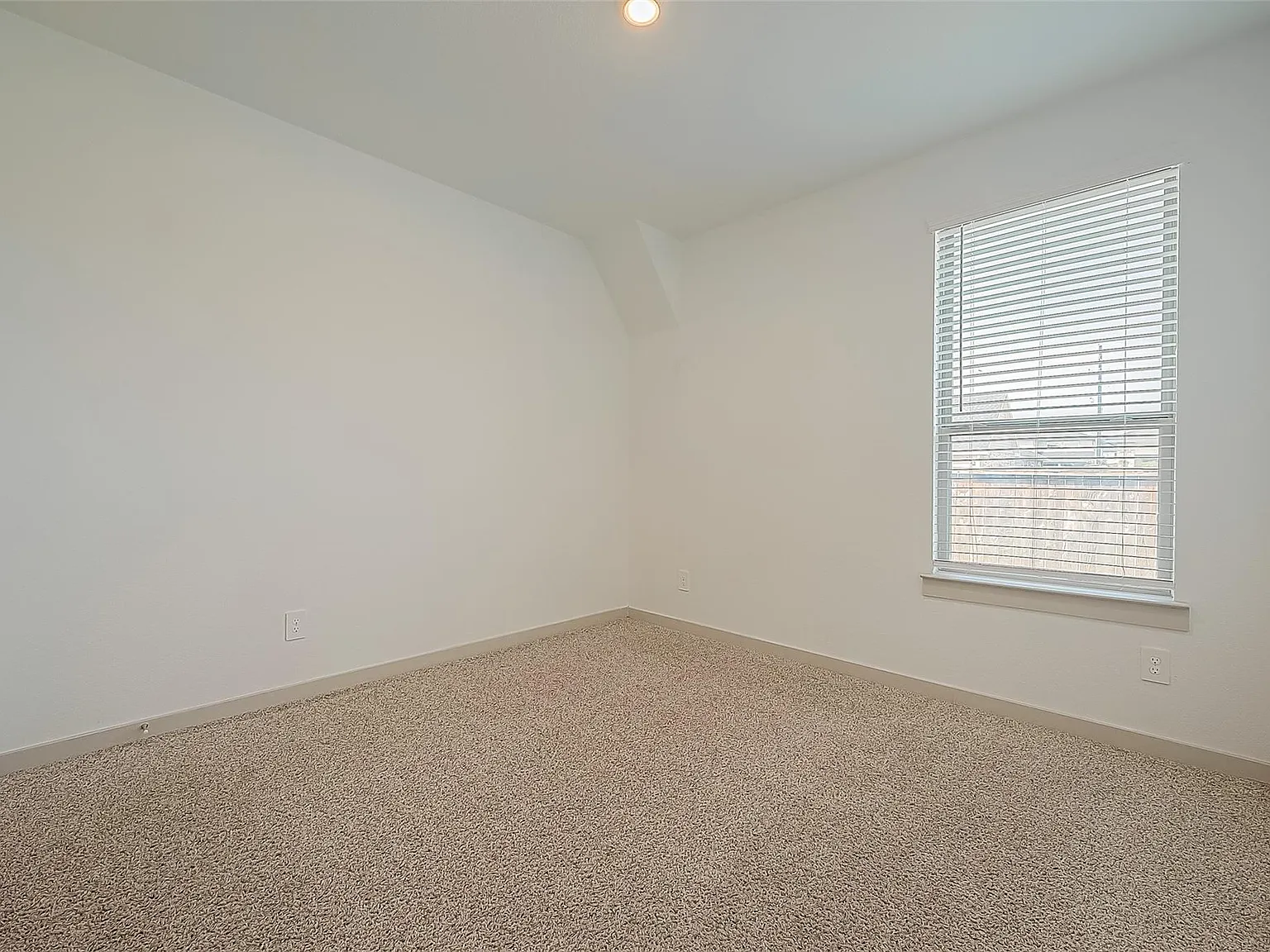 4 bed, 3.0 bath, 2033 sqft, $2,500 — Photo 4