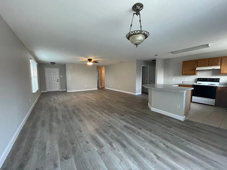 531 Cantebury Park Ln — Photo 8