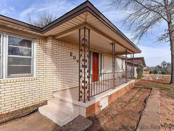 2nd image of 204 W Texas Ave