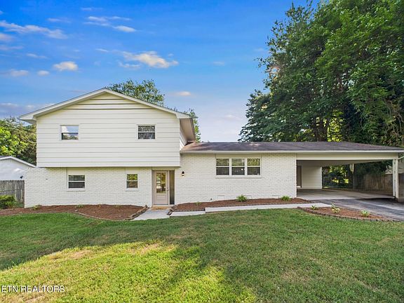 3rd image of 8900 Carlton Cir
