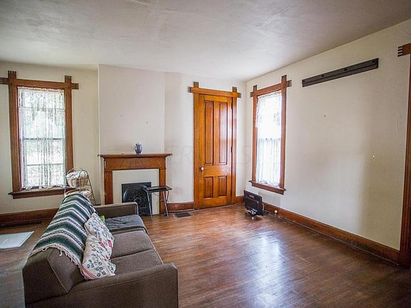 4th image of 141 E 1st St