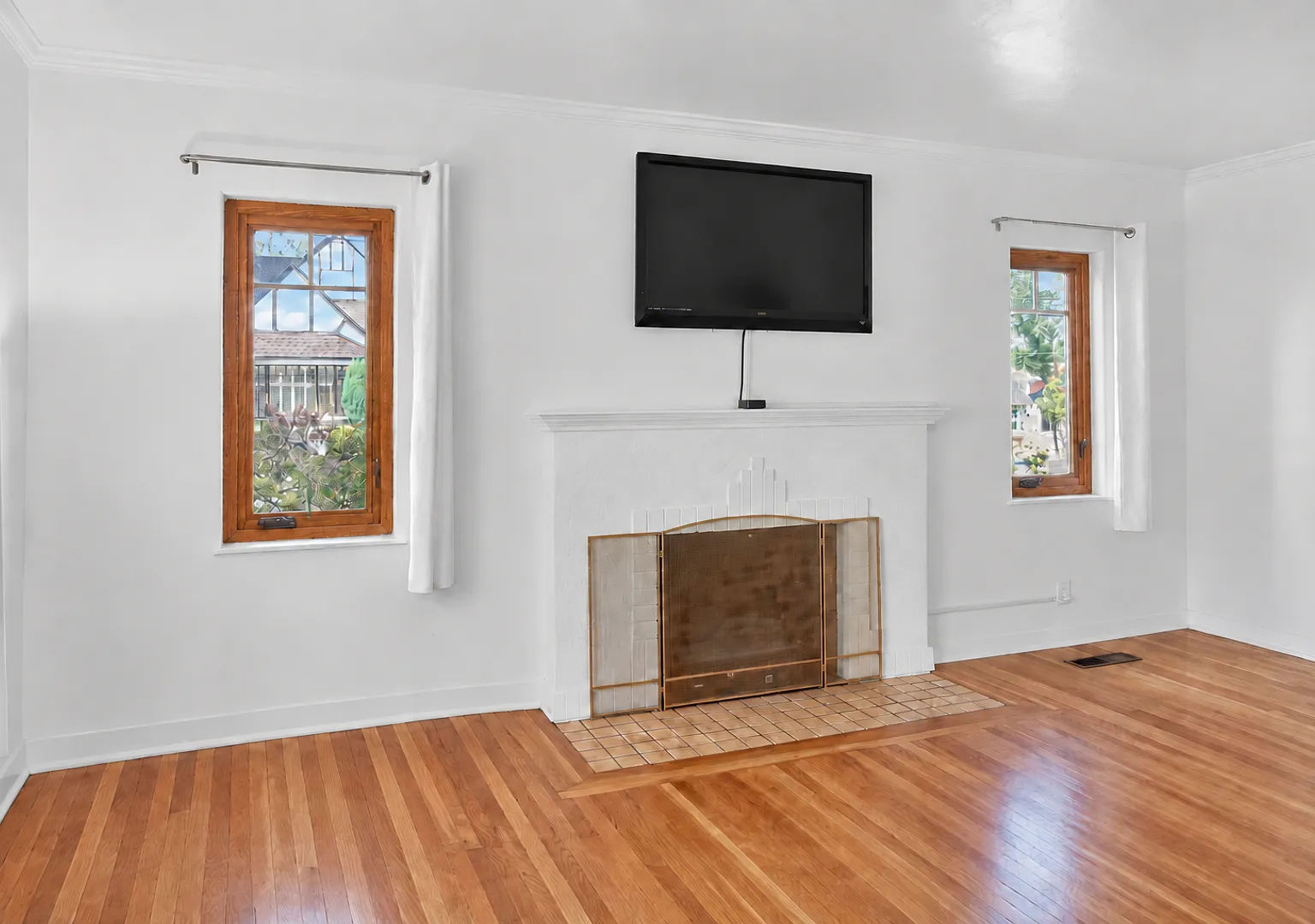 Timeless Midtown Classic With Incredible Space — Photo 4