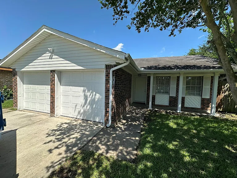 934 Bacliff Dr — Photo 2