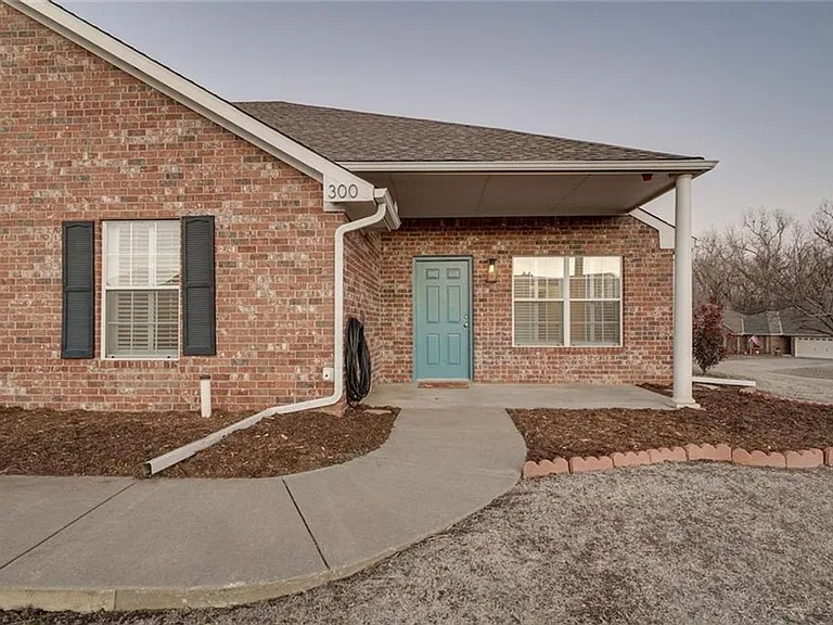 300 Glen Dr — Photo 32