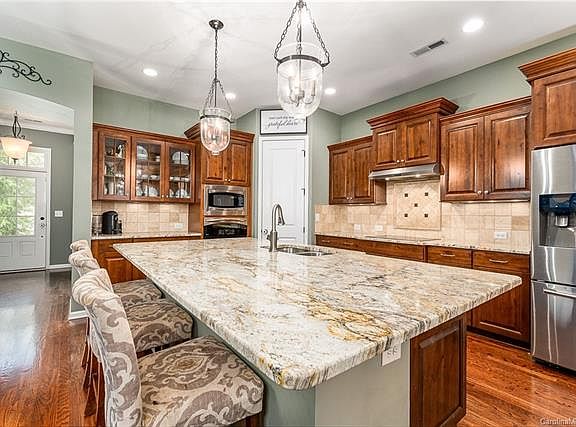 4th image of 301 Holdsworth Dr