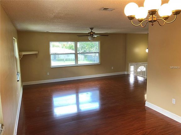 5th image of 612 Sprucewood Cir