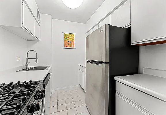 4th image of 30 E 9th St APT 6II