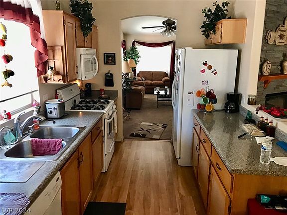 3rd image of 813 Mesa Pine Ct