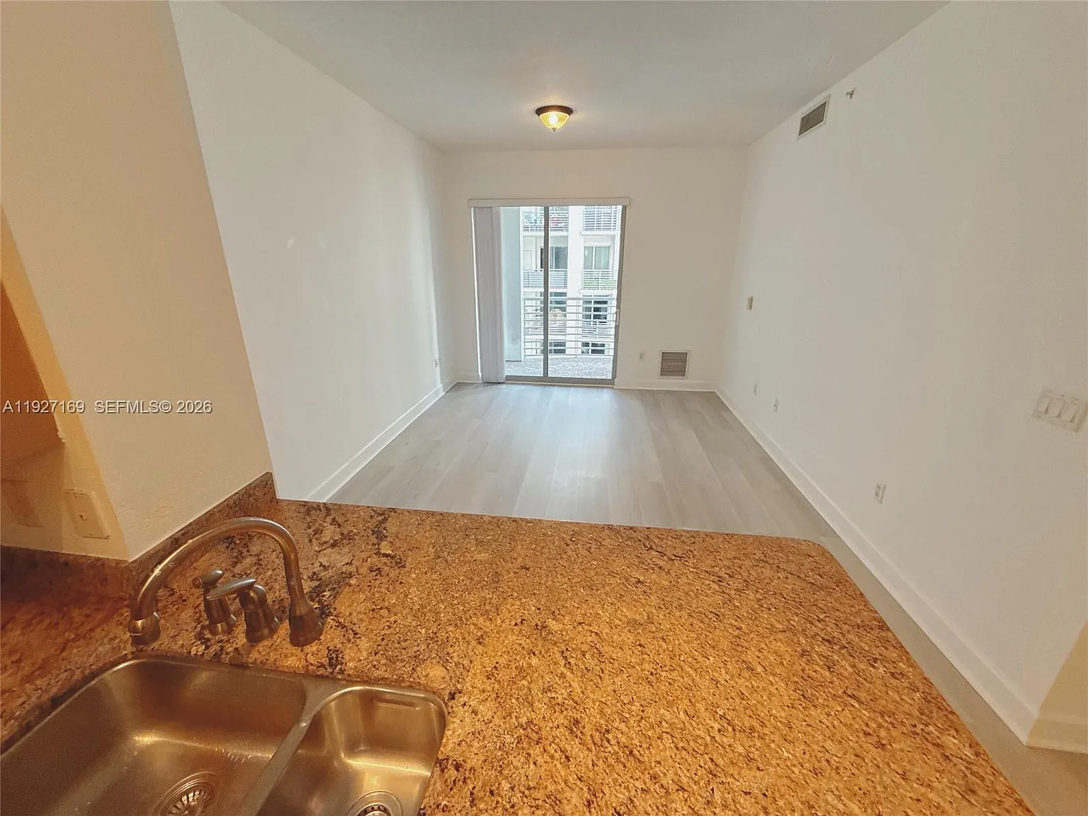 Radius Condo — Photo 4