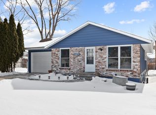 2211 E Sand Lake Rd, Lindenhurst, IL 60046