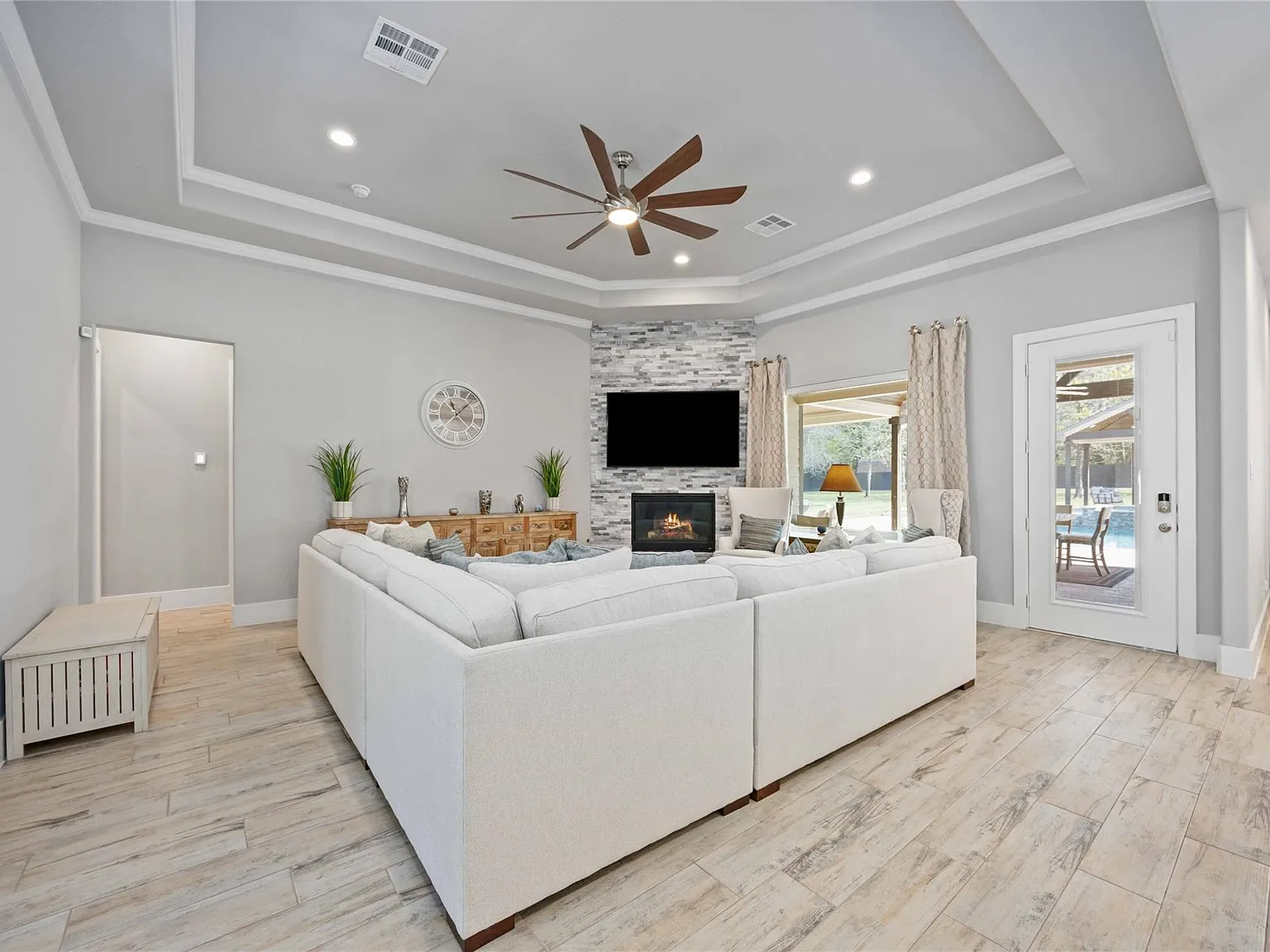 5 bed, 3.5 bath, 3277 sqft, $6,800 — Photo 4
