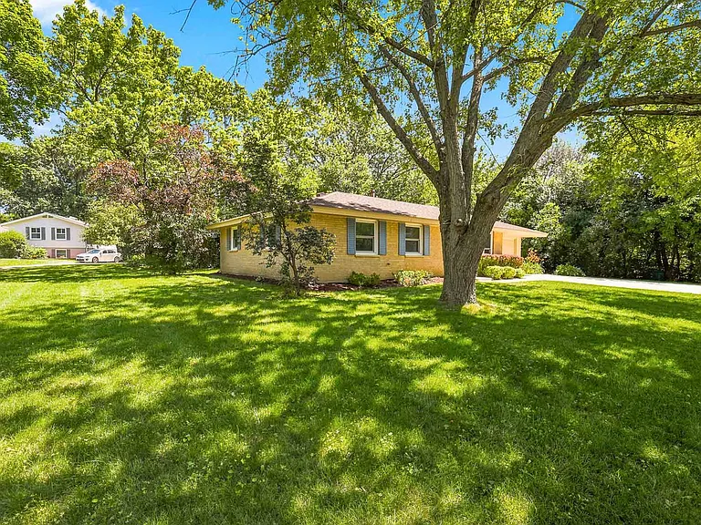 924 Bradford Ln — Photo 25