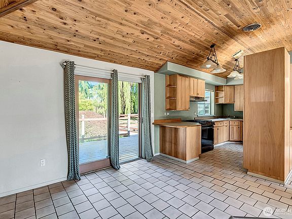 5th image of 809 Celery Avenue