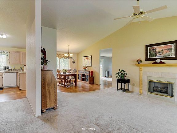 4th image of 1512 Entrada Ct NE