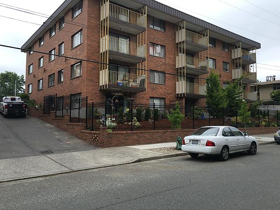 4th image of 1526 NE 143rd St APT 402