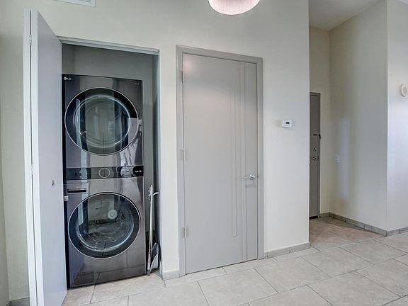 5th image of 3029 NE 188th St APT 1021