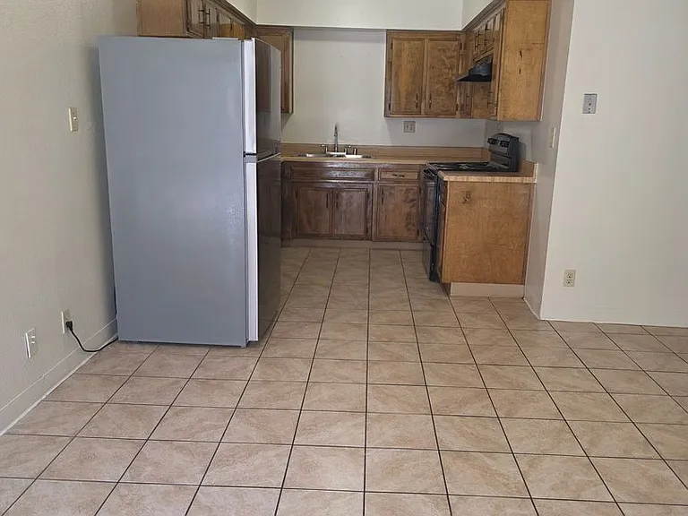 5909 Ming Ave #7-12 — Photo 3