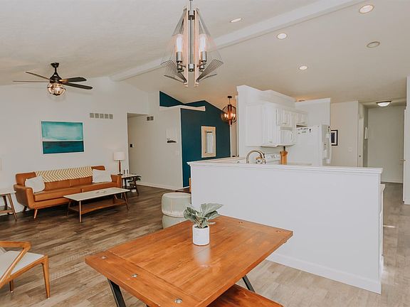 5th image of 557 Cresthaven Dr