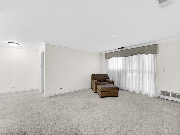 3rd image of 202 Glengarry Dr APT 106