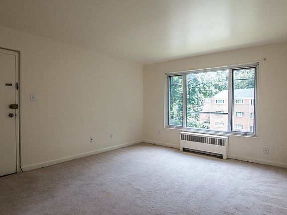 3rd image of 10419 Montrose Ave APT 201