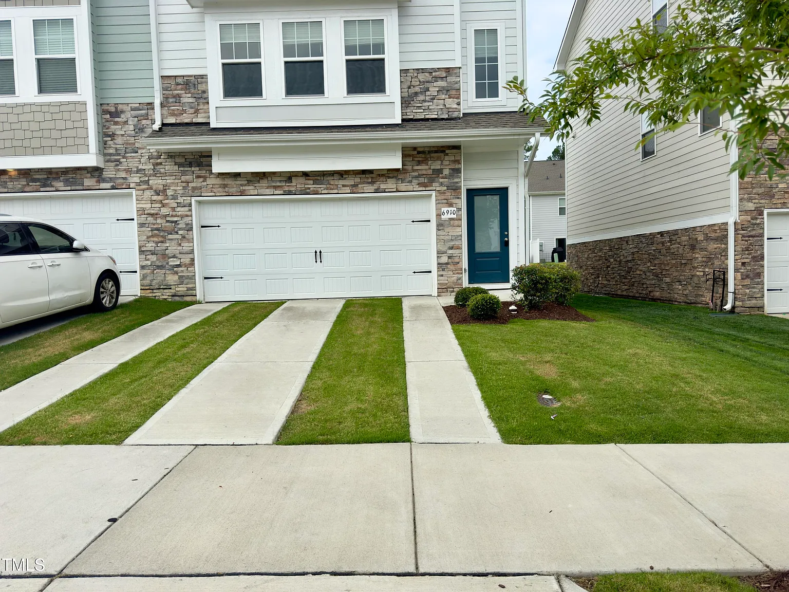 3 bed, 2.5 bath, 2050 sqft, $2,095 — Photo 2
