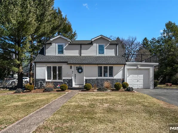 9 Clinton Park Dr, Bergenfield, NJ 07621