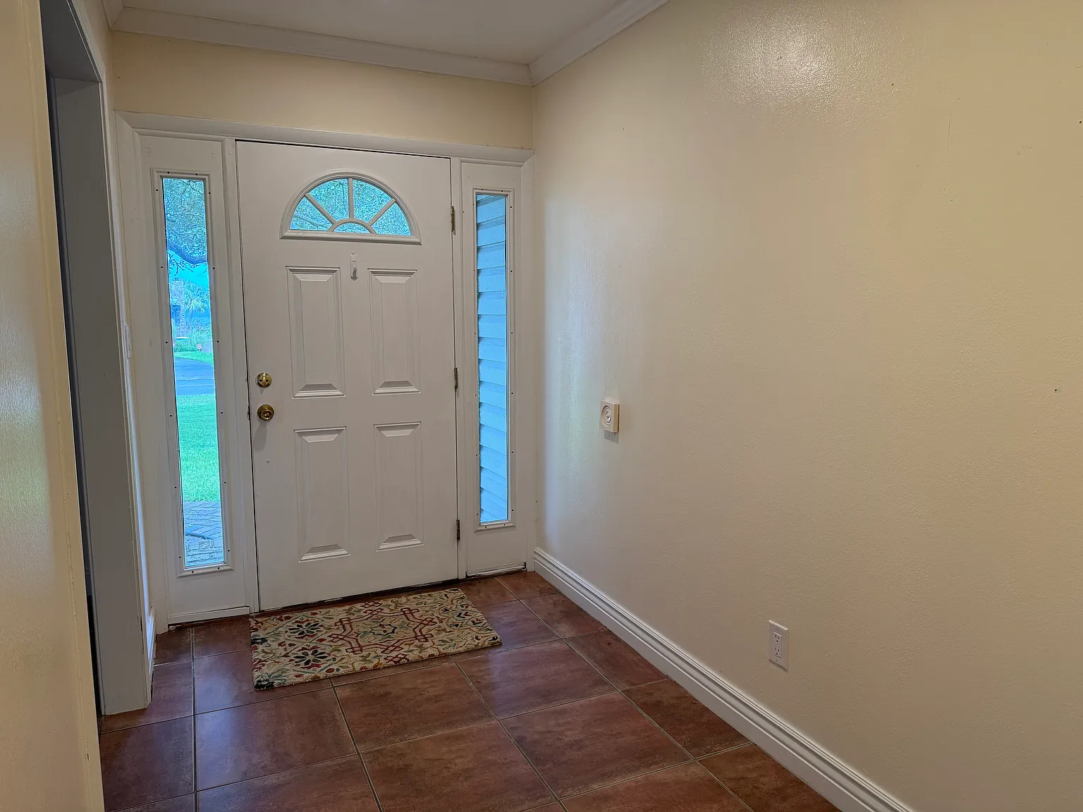 4 bed, 2010 sqft, $2,750 — Photo 2