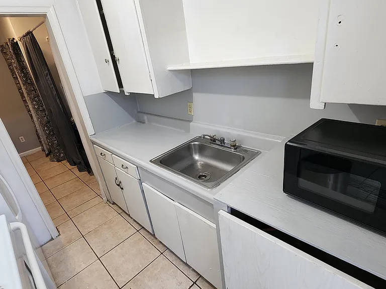 715 SW 4th St #4 — Photo 3
