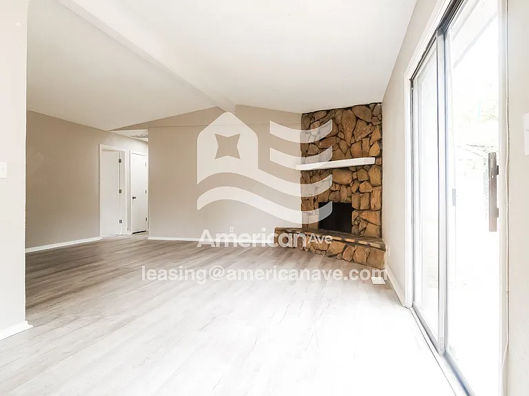 649385_004_living_room_14057859.jpg