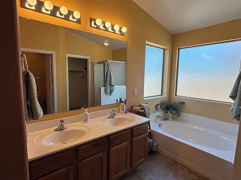 776 W Fairlane Ct — Photo 10