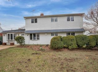 6 Elves Ln, Levittown, NY 11756