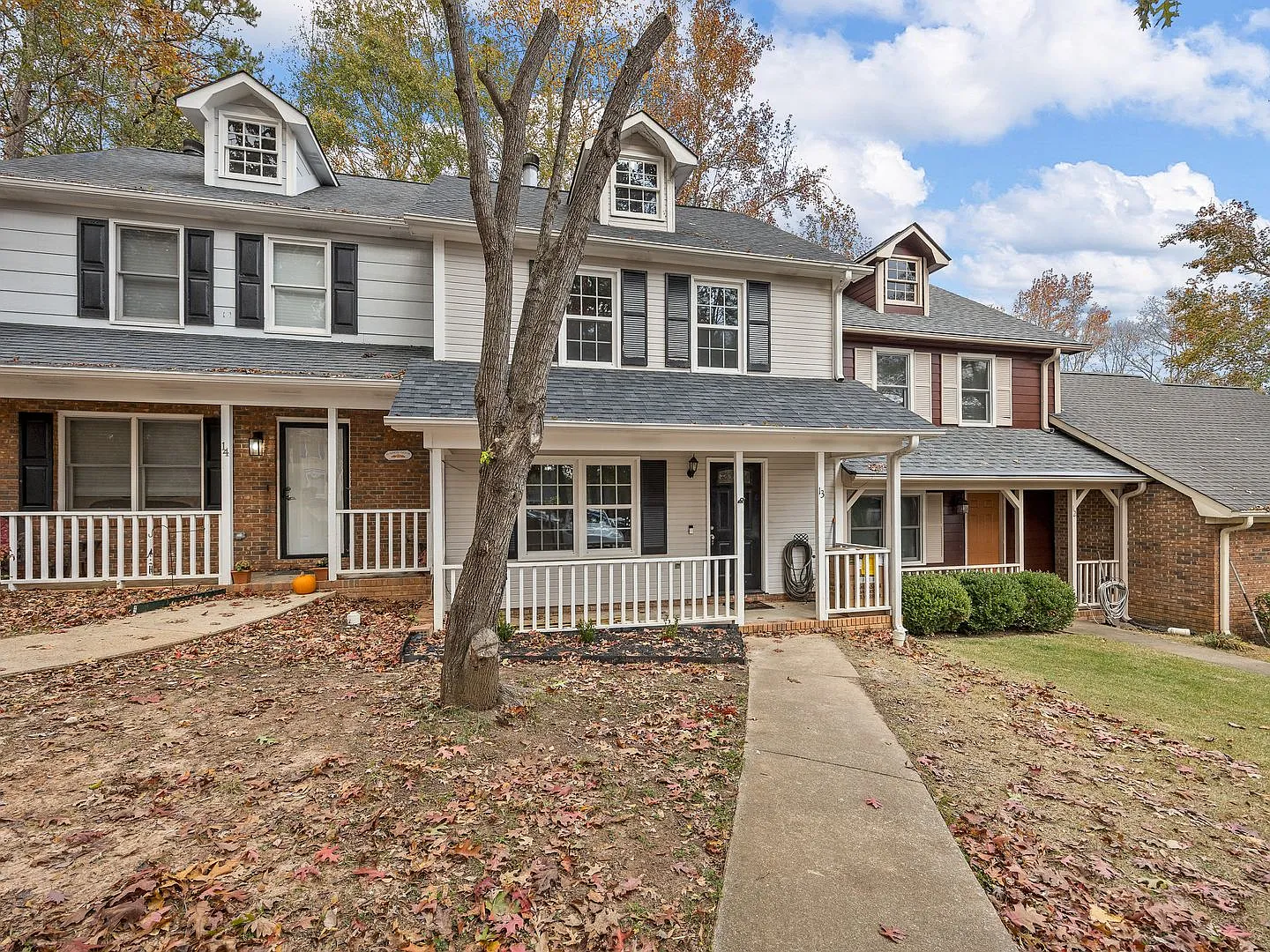Charming 2br/1.5ba Townhouse Pets Welcome, No Application Fee If Approved — Photo 1