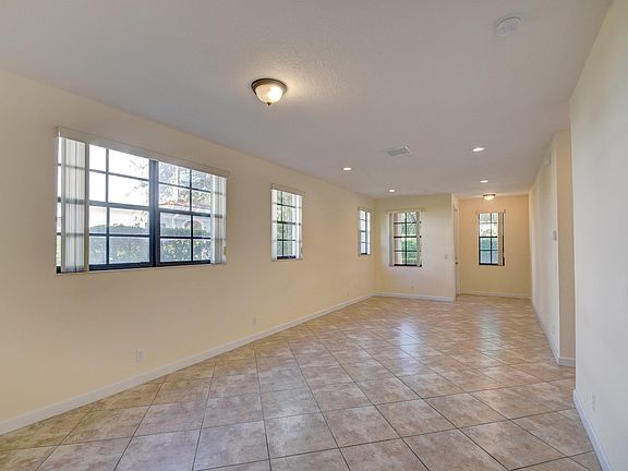 4th image of 132 E Astor Cir