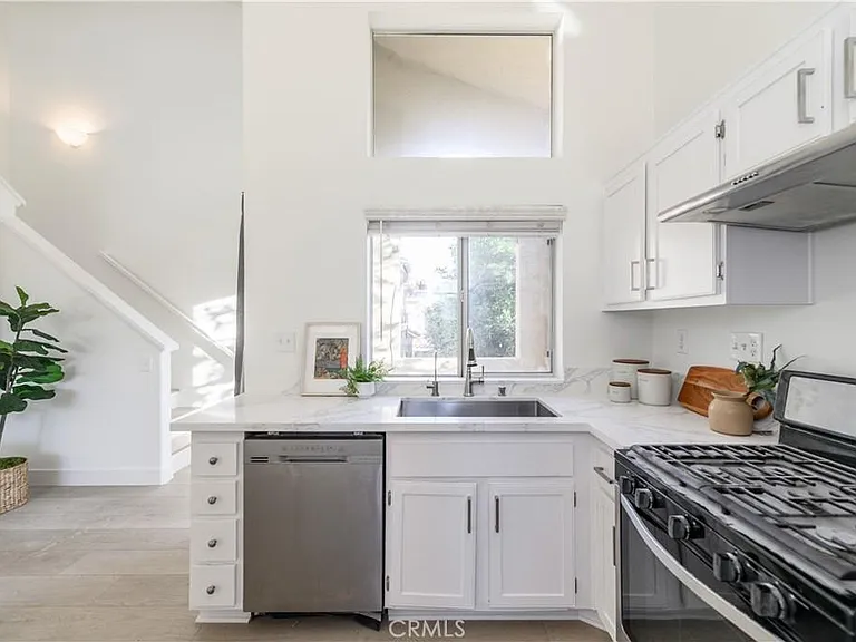1407 Elmhurst — Photo 10