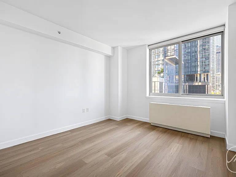 561 10th Ave #19G — Photo 9