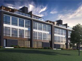 2700 Fleur Dr, Des Moines, IA 50321