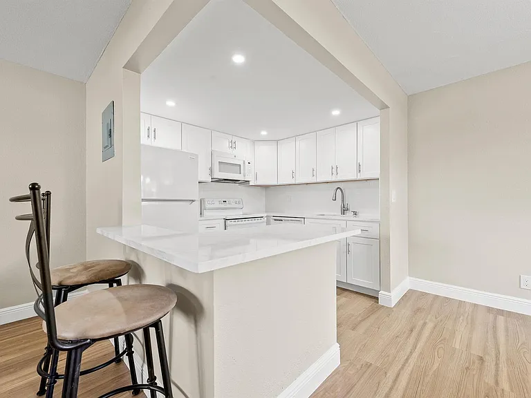 723 Flanders Dr #P — Photo 17