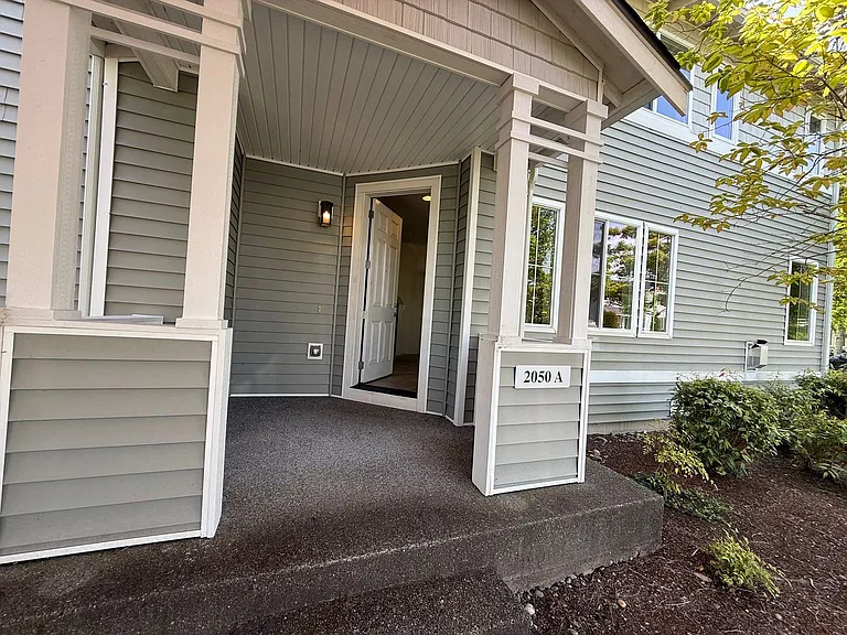 2050A Garry Oaks Ave — Photo 2