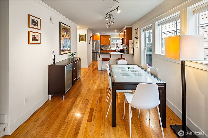 5th image of 128 B 25th Avenue E