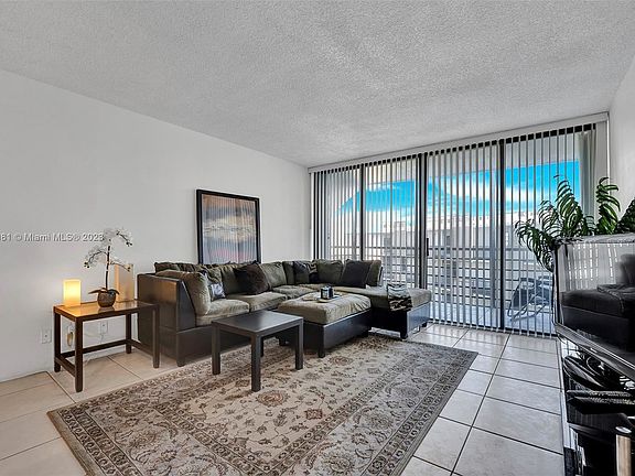 4th image of 20400 W Country Club Dr APT 814
