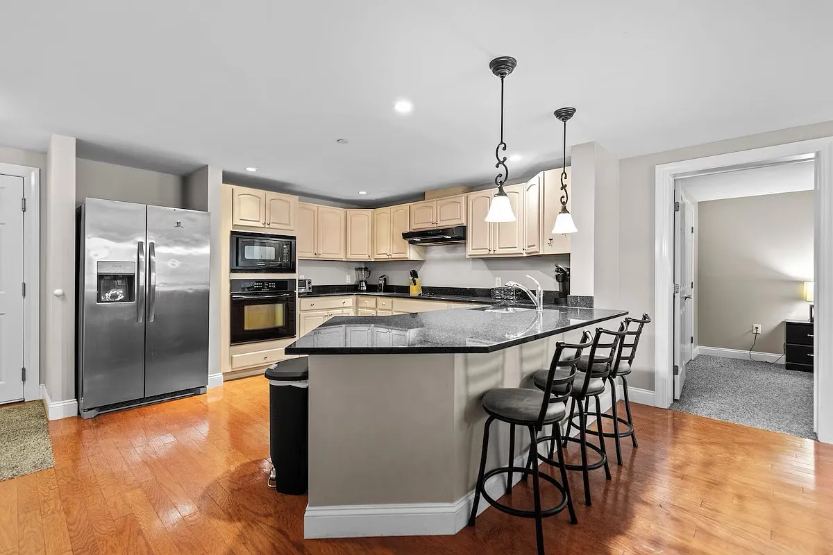 3 bed, 1196 sqft, $2,700 — Photo 2