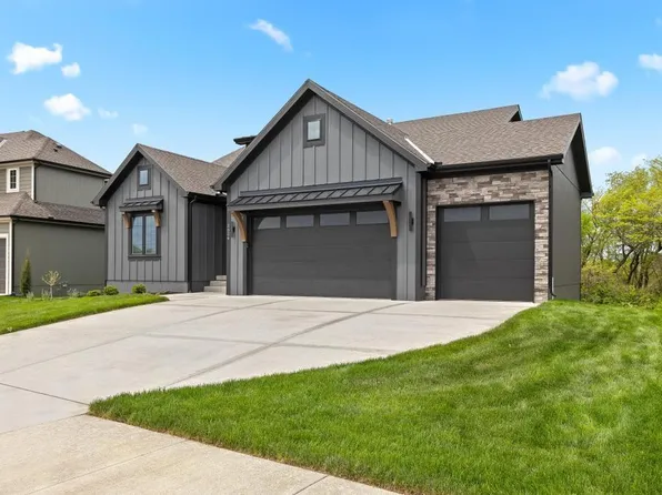 2626 SW Tracker Ln, Lees Summit, MO 64082