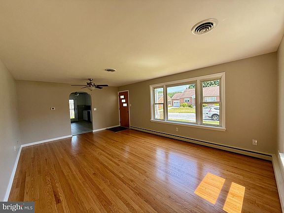 4th image of 19 Pine Ave